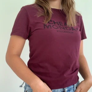 Vinröd t-shirt från Cheap Monday - Snygg tröja från Cheap Monday. Passar S/M ✨✨