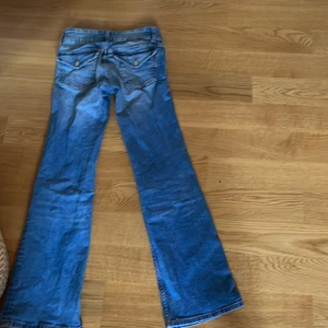 Intressekoll!!! - Intresekoll på mina assnygga h&m jeans som håller på att bli för korta för mig, jag är. 1,63 och dem sitter perfekt på mig! (EJ SPÅRBARFRAKT!)