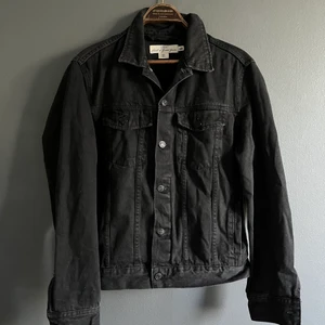 Oversize Svart jeansjacka från H&M - Använd kanske 3 ggr. S herr P blir en ocersize passning för Dam S