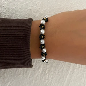 Pärlarmband  - Fint pärlarmband med svarta blommor 🖤 55kr