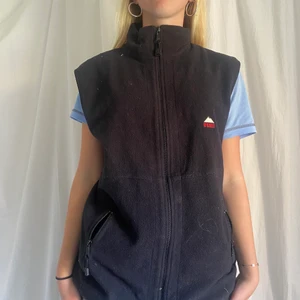 Väst - ❗️kontakta innan köp❗️ säljer denna mckinley väst i fleece material, strl l men funkar som en oversized fit på s/m. Möts helst, skriv privat för detaljer!💕