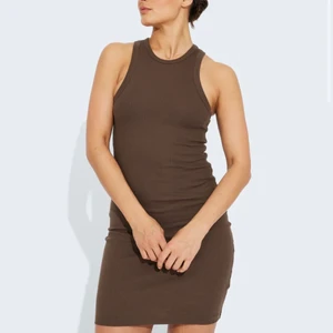 Klänning  - Brun klänning ifrån BikBok aldrig änvänd. Prislappen är kvar. 