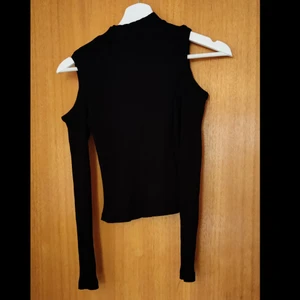 En topp från h&m - En polotröja som har hål för axlarna. 