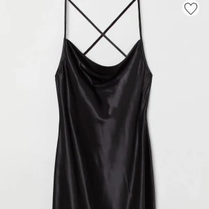 Satin klänning - Fin oanvänd satinklänning, passar xs-M beroende på hur man vill att den skall sitta.