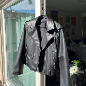 Zara skinnjacka - Zaras populära skinnjacka, perfekt till hösten! Jag har storlek S/M och på mig blir den oversize.  Skriv om du är intresserad!🫶🏽