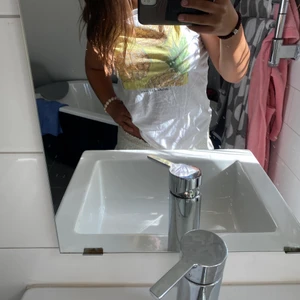 T-shirt - Säljer min t-shirt från HM köpt för nåt år sen men knappt använt😁, Det är i storlek XS, köpare står för frakten💕. Skriv om ni är intresserade!!!🫶