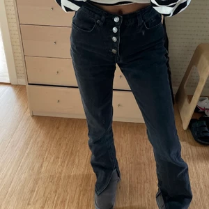 Nakd JEANS 🌸 - Köpte dessa jättefina raka jeans från NA-KD för 2 år sedan, är i jättebra skick. Innrebyxlängd : 78 cm, inte jag på första bilden ✨ storlek 34, nypris är 500 kr PS säljer massa andra nyajeans till bra pris på min sida !! 