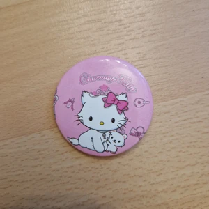 Hello Kitty pin - Jättesöt rosa Hello Kitty / Chammy Kitty pin, ca 4 cm i diameter.