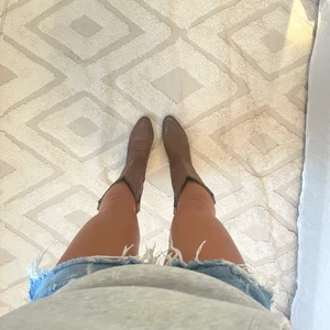 Cowboyboots - Säljer mina asballa cowboyboots! Förstår mig inte riktigt på storlekarna som står men skulle tippa på en 37/38. Märket ska vara Dan Post där liknande stövlar kostar ca 2100, men eftersom att dem är köpta secondhand kan jag inte garantera att dem är äkta!