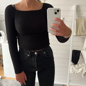 Tröja  - Jättefin blus/tröja från ginatricot, aldrig använd💕 väldig töjbar vid brösten så passar nästan alla typer 