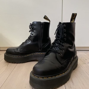 Black Dr. Martens platform boots - Ett par riktigt klassiska must-haves nu när det börjar bli kallare! Använda i ungefär ett halvår, men blir numera ståendes pga får komplex över min längd lol 🥲 (har tyvärr inte lådan kvar)