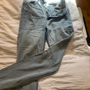 Blåa jeans, W30/L36 (tall) - Säljer dessa snygga högmidjde och LÅNGA(!!) blåa jeans ifrån topshop tall då de är förstora för mig. Dessa är någon cm långa på mig som är 180 cm lång! (Frakten är inte inkluderad i priset, så 200+66 kr för frakten) :)))