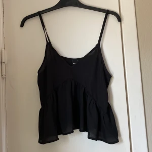 Linne  - Sött svart linne, är i gott skick, storlek S
