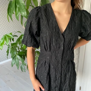 Svart klänning  - Säljer en superfin klänning från ginatricot som är helt slutsåld. Den passar någon som är en Xs, S och M. Modellen är 175 cm. Lappen är kvar och köparen står för frakt🌸 