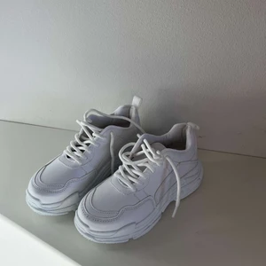 Sneakers  - Säljer nu mina vita chunky sneakers från nelly i strl 36. Helt nya, bara provade. Det medföljer även svartvita skosnören i paketet. Säljer pga att jag aldrig använt dem, förövrigt supersköna och snygga.🥰 nypris 449:-