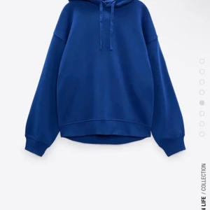 Superfin hoodie från Zara - Säljer denna superfina hoodie från zara då jag har 2 stycken. Säljer för 100kr. S-M-L, superskön till höst, vinter. Hör av er vid fler frågor.