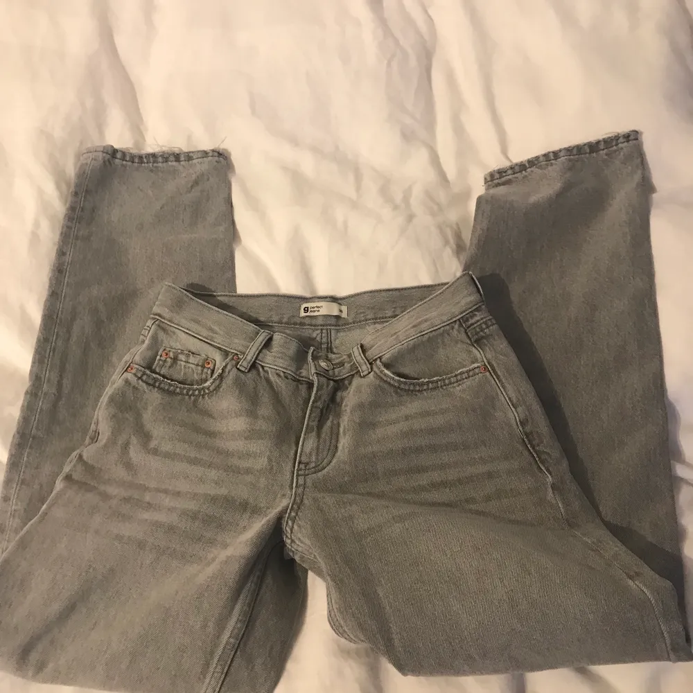 Låga grå raka jeans från Gina tricot i storlek 36. Köpta här på Plick men de var för små för mig tyvärr, men jag hoppas att de kommer till användning för någon annan.. Jeans & Byxor.