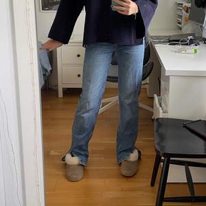 Raka jeans med en slits längst ner, blåa, storlek 36, från pull&bear helt oanvända, jag är 175 cm för referens ✨ hör av dig om du vill ha fler bilder, nypris 399 kr 