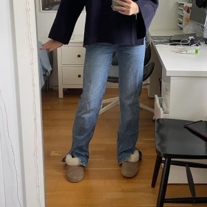 Pull&bear JEANS ⚡️ - Raka jeans med en slits längst ner, blåa, storlek 36, från pull&bear helt oanvända, jag är 175 cm för referens ✨ hör av dig om du vill ha fler bilder, nypris 399 kr 