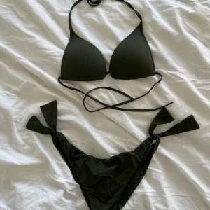 Bikini - Bikini från Calezedonia, underdelen är brazilian cut. Allt är i storlek S, överdelen är tunt vadderad så att inget syns igenom! Se andra bilden för att tydligare se färgen 