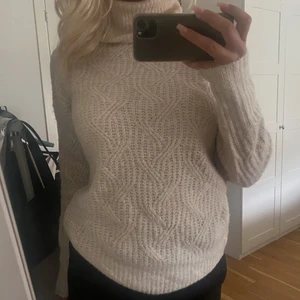 Perfekt hösttröja - supermysig stickad tröja perfekt till hösten. Knabbt andvänd och därför i superfint skick, väldigt skönt material.(sista bilden är inspiration för hur man skulle kunna styla)  Frakt tillkommer🤍