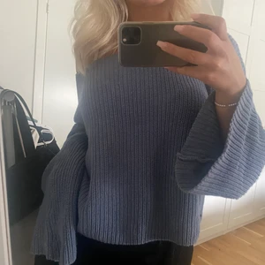 Blå stickad tröja - Superfin blå stickad tröja från Na-kd. Perfekt till hösten. Jättefint skick. (Den sista bilden är insperarion till hur man skulle kunna styla)  Frakt tillkommer🤍