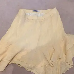 Superfin gul kjol från NaKd i storlek 38 