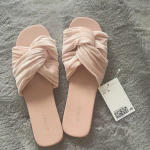 Skor  - Jätte fina tofflor från h&m. Rosa och är i storlek 38. Aldrig använda! 