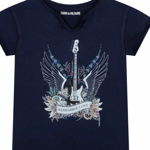 Zadig Voltaire tshirt  - Säljer min as snygga Zadig T-shirt mörkblå som passar mig som är 160! Är i största barnstoleken så skulle säga att det är en xs