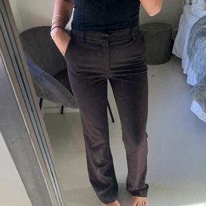 Kostymbyxa brun (extra length) - Säljer dessa bruna kostymbyxorna från Lindex🤎Köptes i vintras och är i gott skick! OBS: Denna modell har extra längd och passar normalt för mig som är 175cm😊🦋