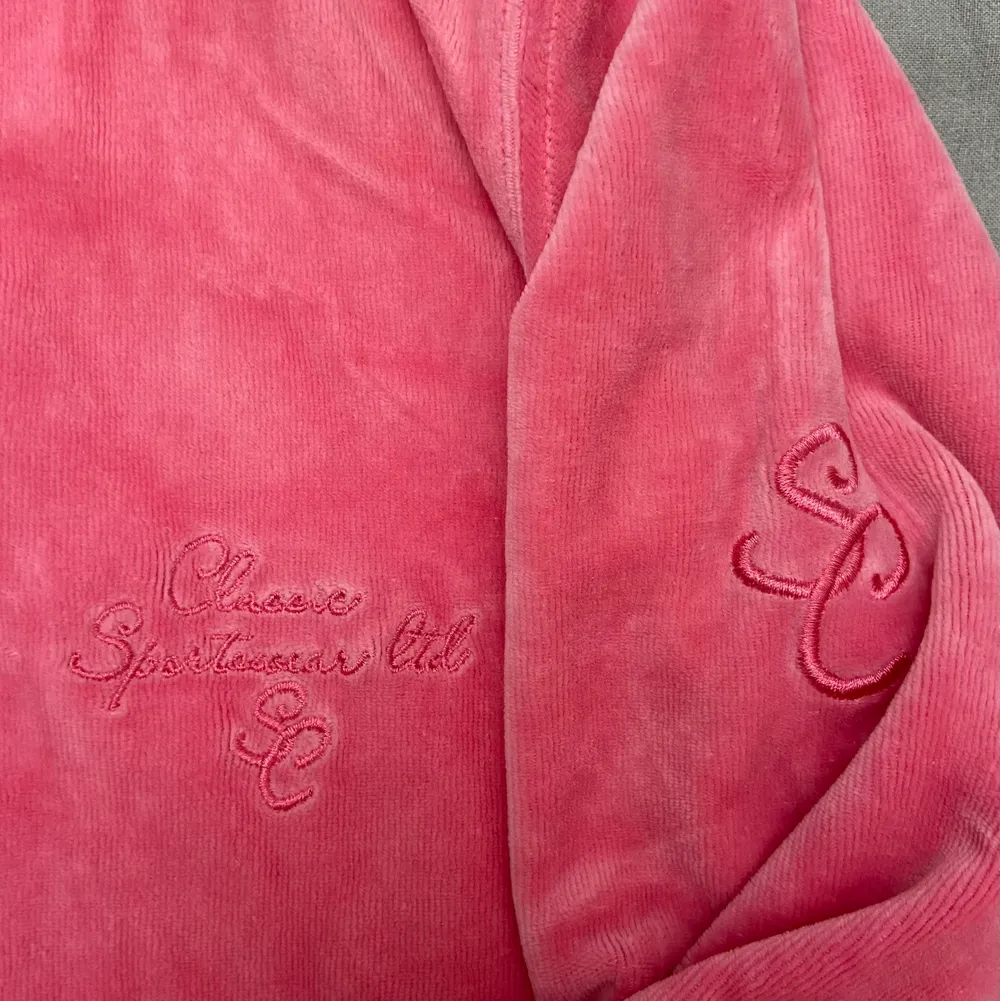 En så fin rosa zip-up som liknar juicy. Säljer då jag inte får särskilt mycket användning av den. Köparen står för frakt. . Hoodies.