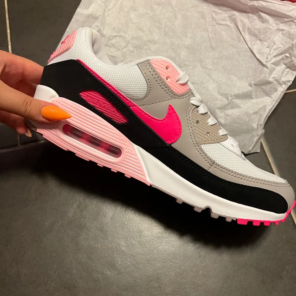 Helt nya Nike skor i storlek 42  Köpta på JD sports i Stockholm  Aldrig använda bara legat i kartongen  Bud elelr prisförslag, vill bli av med dom💗. Skor.