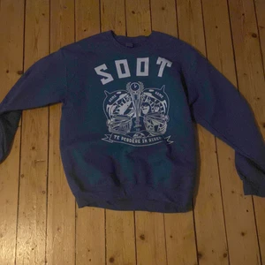 Wilbur soot merch, crewneck - Skön tröja jag inte använd många gånger, i bra skick och väldigt snyggt print