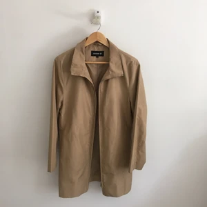 Beige rock, Ericsson  - Beige zip up rock av märket Ericsson. Storlek large enligt lappen, men sitter som en medium. Gott skick. 