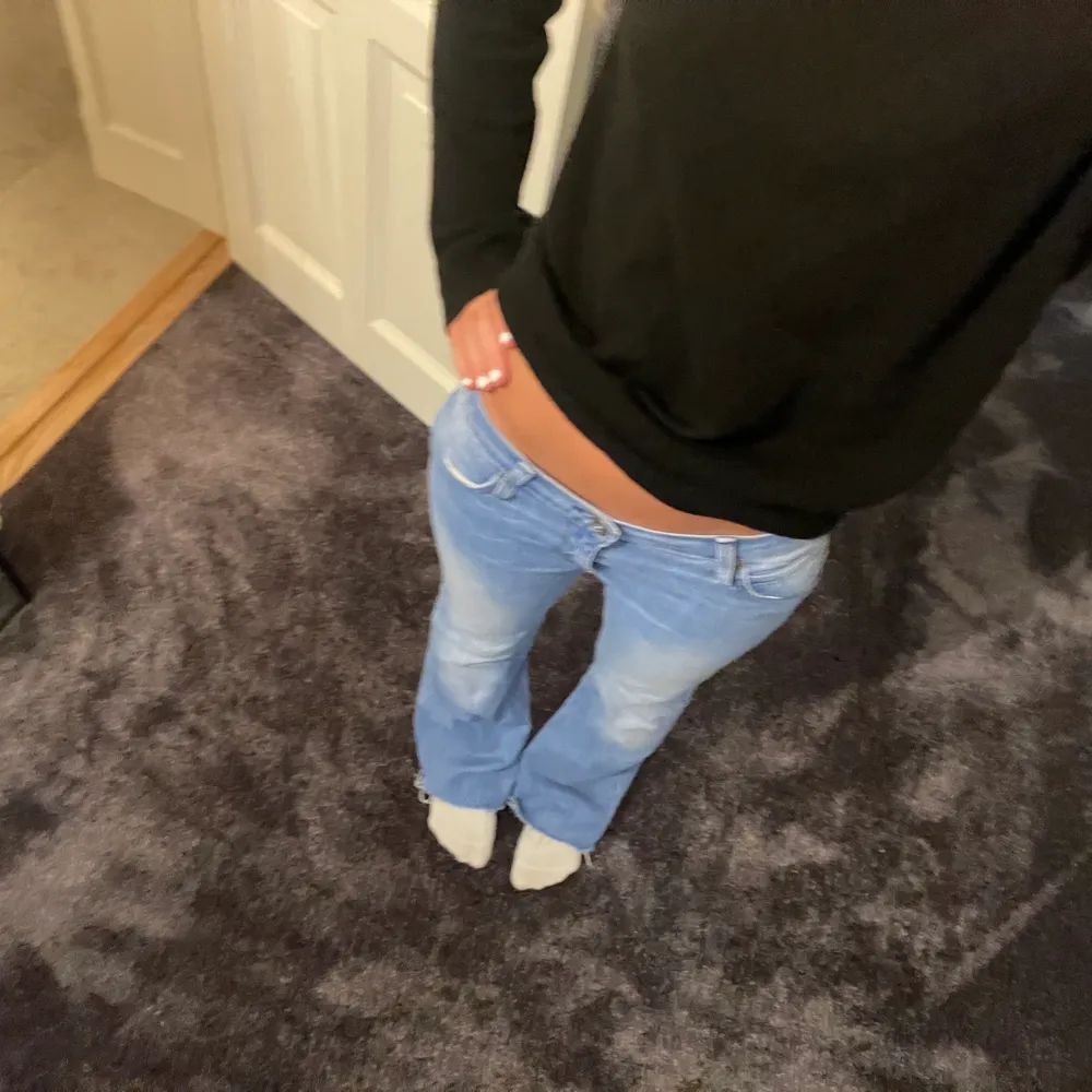 Skit snygga lågmidjade Lee jeans som jag köpt på Plick, nyskick. Oklar vad storleken är oklar men passar mig som har 25/30 har dock klippt av dem för att de var för långa för mig,köparen står för frakt! ‼️ Köp direkt för 650kr+ frakt💕 📦 ‼️. Jeans & Byxor.