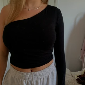Tröja - En super snygg tröja från Gina som är både festlig och kan användas till vardags!💖