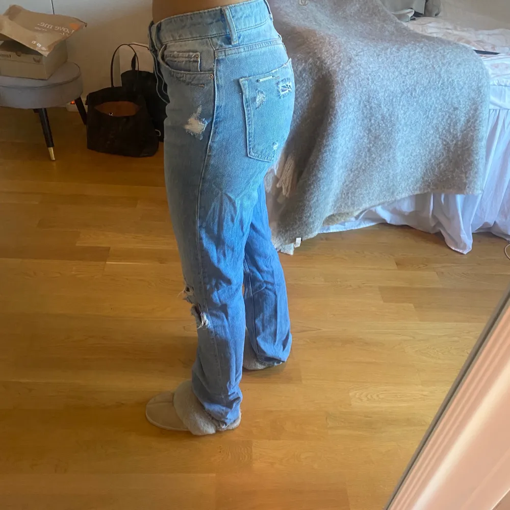 Jeans med mellanväg/lågmidjade från zara med slitningar. Jeans & Byxor.