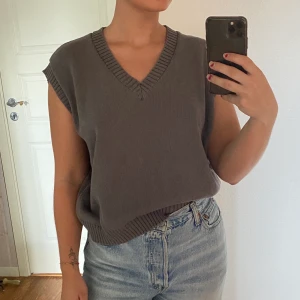 NA-KD väst strl S/M  - Söt väst från NaKd i strl S/M. Mörkgrå stickad. Använd ett fåtal gånger, i nyskick.  (Köparen står för frakt) 