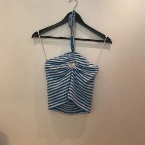 Pieces Topp  - Topp från Zalando med ett måtten 34 x 25 cm. Köptes ny för ungefär två månader sedan och är i ett fint skick ❤️  Vid eventuella funderingar eller för fler bilder hör gärna av dig ❤️☺️