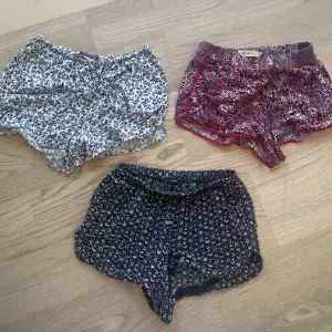 3 par shorts, två från Brandy Melville och de rosa från ICHI! Köp alla 3 för 100 kr eller 50 kr/st 🤍 (skriv privat för fler bilder) 🖤 frakt tillkommer