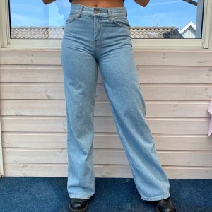Midwaist vida ljusa jeans strl. 27 - Ljusa vida jeans från Junkyard, använda ett fåtal gånger och i bra skick. Passar XS-S, och är midwaist. Något långa för mig som är 165. 