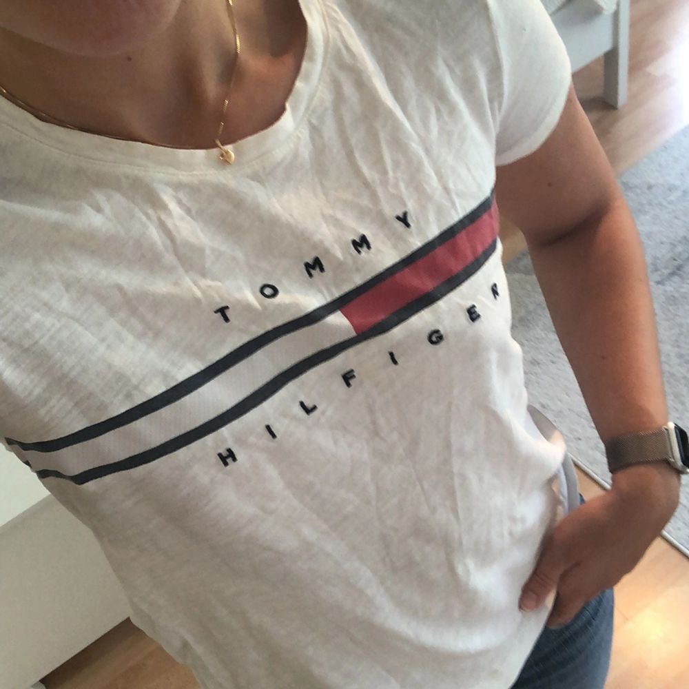 Vit Tommy Hilfiger t-shirt | Plick Second Hand