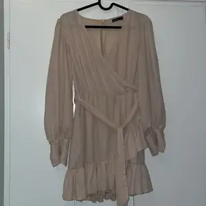 Smutsrosa klänning från boohoo, andra bilden ger en bättre bild hur färgen är och hur den sitter på 