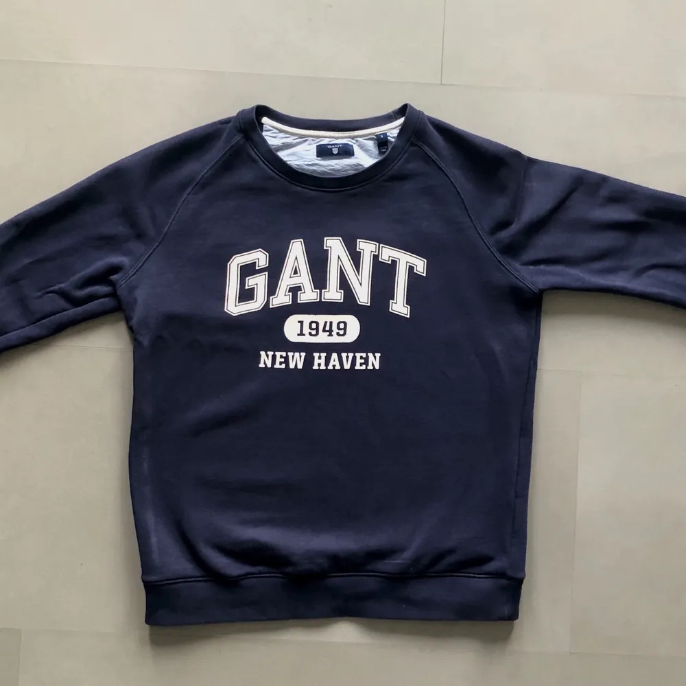 Stilren Gant sweatshirt.✨  Hittar inte denna tröja på Gant’s hemsida men liknande plaggs nypris ligger på 800 kr. Trycket är lite slitet men inget märkvärdigt. Storlek S men sitter nog bättre på någon med XS!. Tröjor & Koftor.