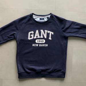 Stilren Gant sweatshirt.✨  Hittar inte denna tröja på Gant’s hemsida men liknande plaggs nypris ligger på 800 kr. Trycket är lite slitet men inget märkvärdigt. Storlek S men sitter nog bättre på någon med XS!