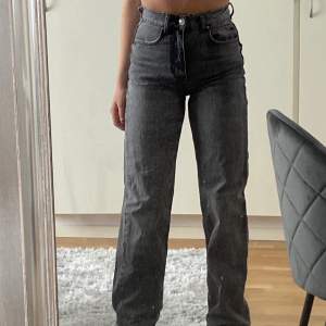 Högmidjade jeans från Gina storlek 32 inte mycket andvända✨