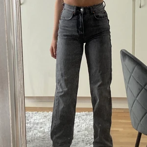 Grå jeans  - Högmidjade jeans från Gina storlek 32 inte mycket andvända✨