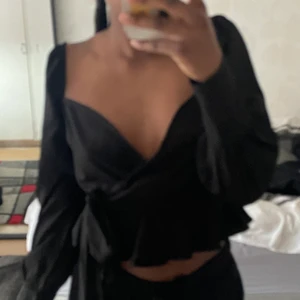 Blus - Säljer denna blus ifrån Nelly, man kan välja om man vill ha den knäppt eller öppen