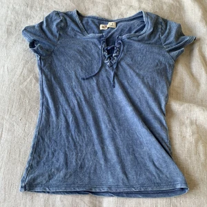 Tröja från hollister - Jätte fin tröja från hollister. Blå och knutten vid halsen. Köparen står för frakt.