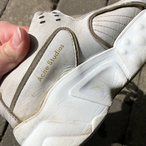 Acne skor stl 38 passar 39 - Väl använda! Säljes i befintligt skick. De läcker in på några ställen om man går i blött. Nypris 6000. 